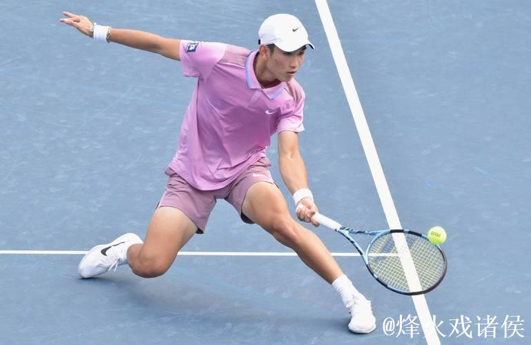 商竣程直落两盘击败索内戈 闯入香港网球公开赛八强